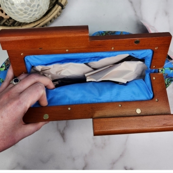 Lilly Pulitzer Tiger Queen Bermuda Clutch - Picture 6 of 6